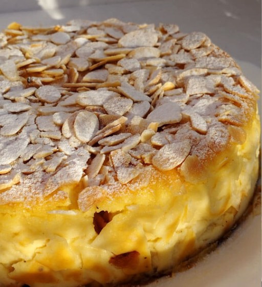 tarta de queso con philadelphia clásico con pétalos de almendra